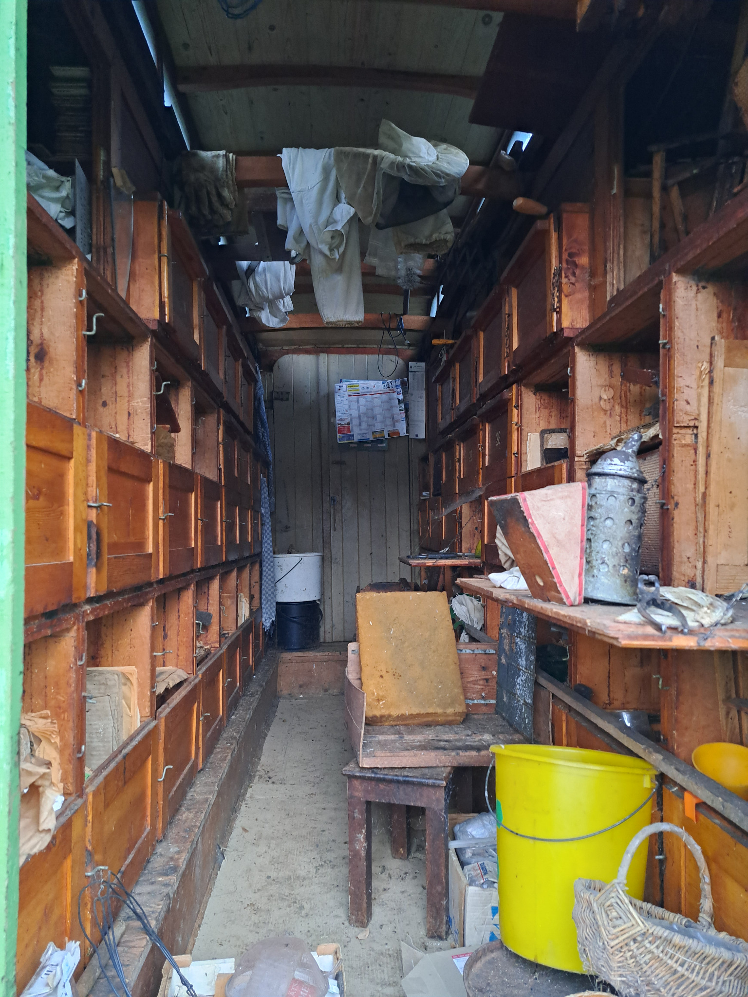 Blick in den Bienenwagen mit den alten Beuten und Fächern