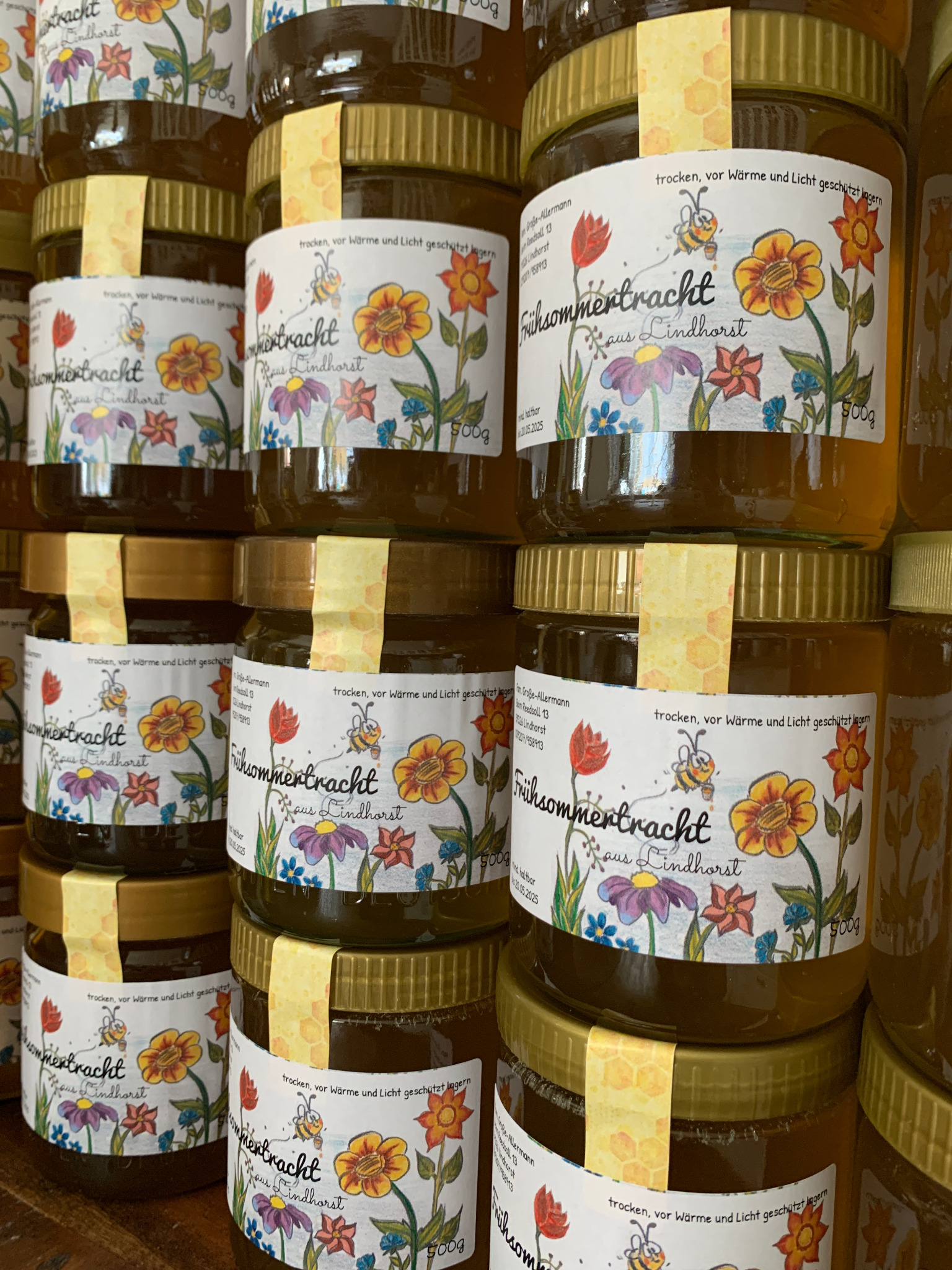 Honiggläser mit dem früheren, von Kristins Schwester gemalten Blumenetikett der Frühsommertracht